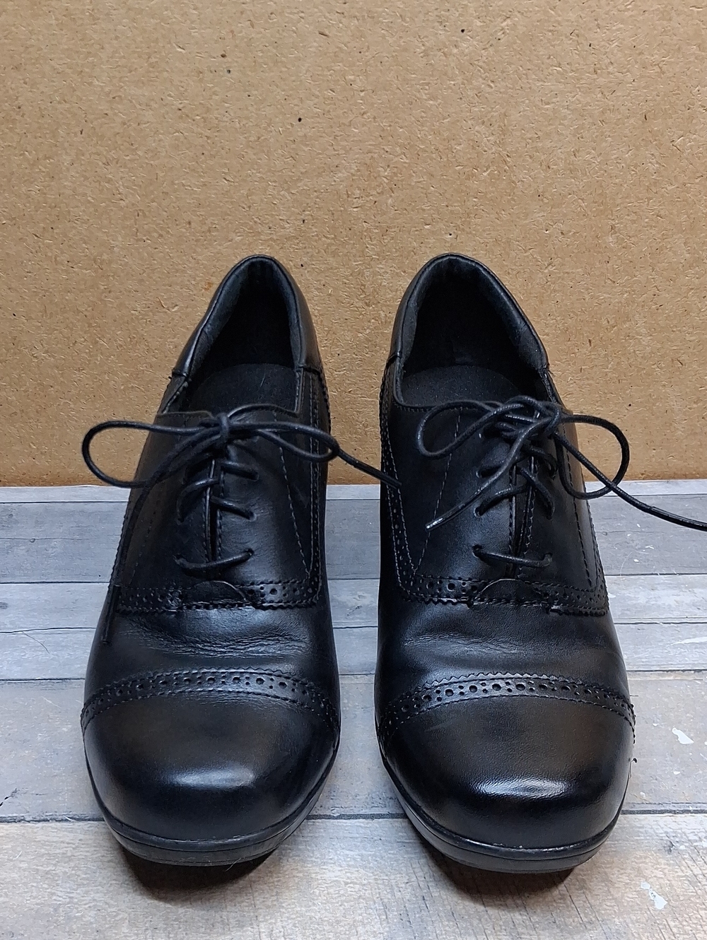 Clark’s Woman’s Black Leather Scheme Garnet Lace Up Heels Size 8.5